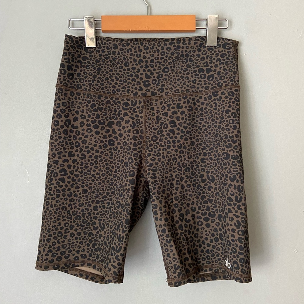 Alo leopard print bike shorts. Women’s size large. Excellent condition.